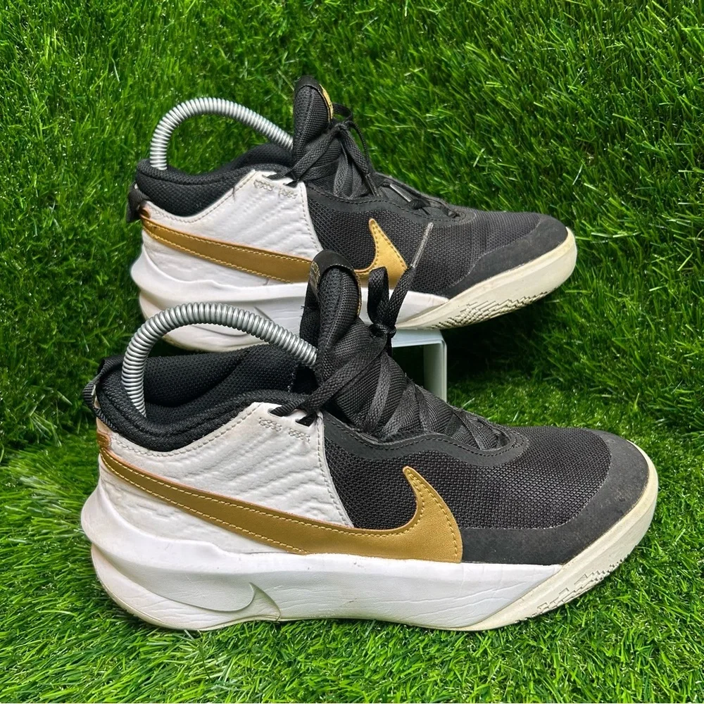 Nike Team‎ Hustle DX-SU21 Big Kid Basketball Shoes Black Gold CW6735-002 Sz 6y
